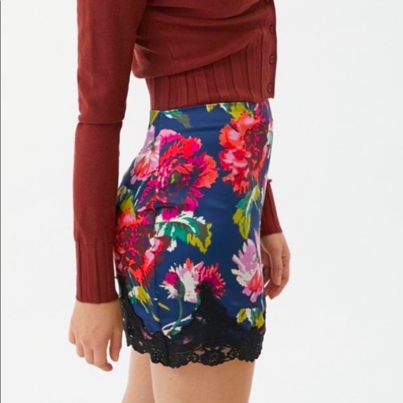 🆕 UO Floral Satin Mini Skirt With Lace Trim - Picture 2 of 7